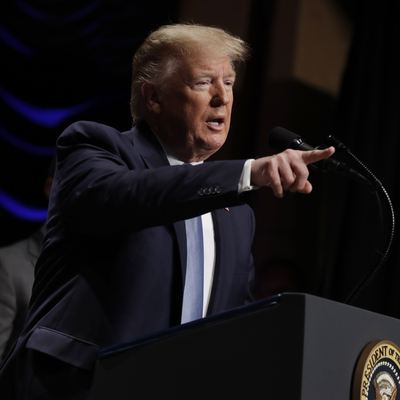 Trump: Servet kaybediyorum, maaş da almıyorum!