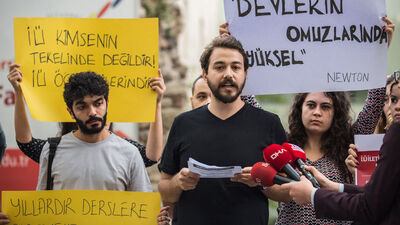 Ünlü profesöre destek açıklaması