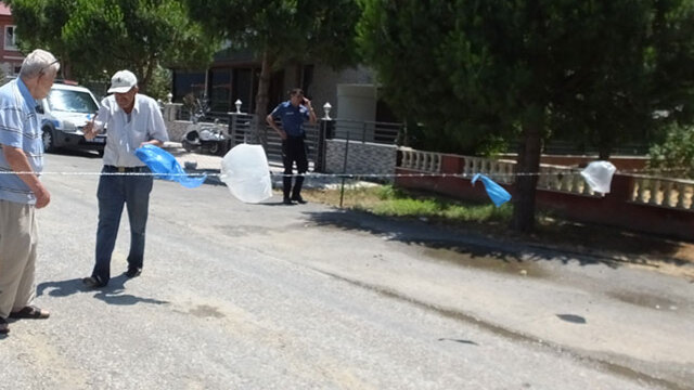 'Bu cadde benim' diyerek, tel çekip yolu kapattı