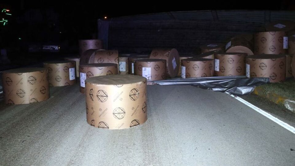 TIR'ın dorsesi devrildi! Dev kağıt ruloları yola döküldü