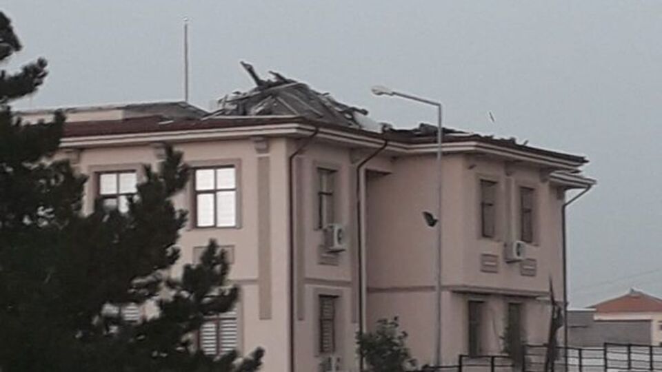 Fırtına kaymakamlık binasının çatısını uçurdu