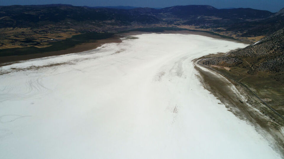 Flamingoların gölü bembeyaz bir çöle dönüştü