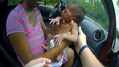 Kahraman polis yeni doğmuş bebeğin hayatını kurtardı