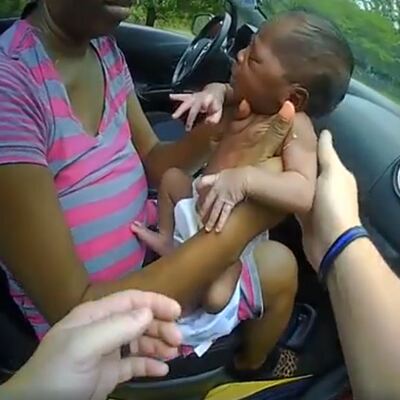 Kahraman polis yeni doğmuş bebeğin hayatını kurtardı