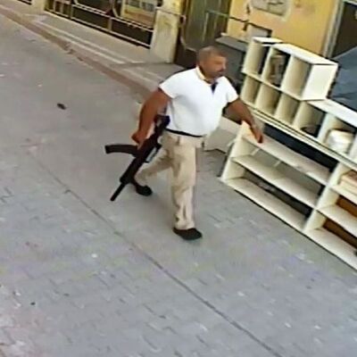 Elinde tüfek, belinde tabanca ile gitmiş