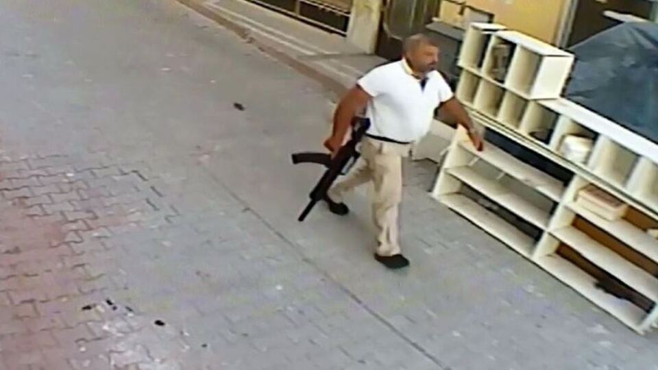 Elinde tüfek, belinde tabanca ile gitmiş