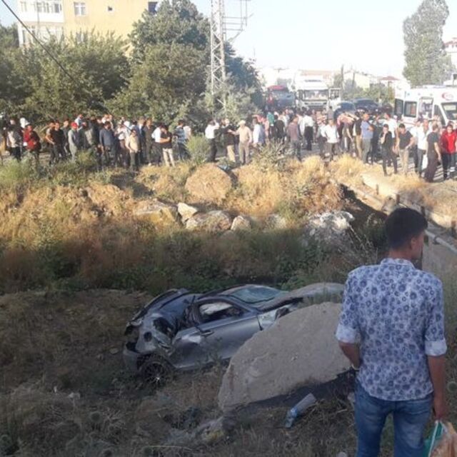 Otomobil şarampole devrildi: 1 ölü, 1 yaralı