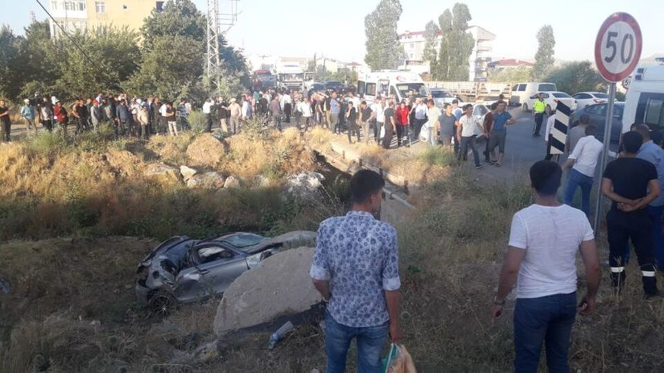 Otomobil şarampole devrildi: 1 ölü, 1 yaralı