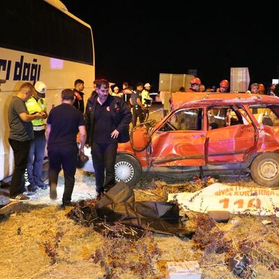 Yolcu otobüsü ile çarpışan otomobil takla attı: 3 ölü, 1 yaralı