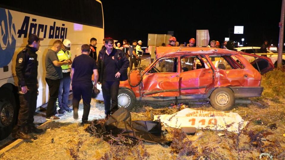 Yolcu otobüsü ile çarpışan otomobil takla attı: 3 ölü, 1 yaralı
