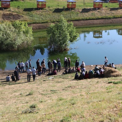 Haberi duyan baraj gölüne koştu! Kalabalık giderek arttı