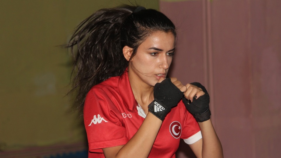 Büyüdüğü spor salonunun tozunu attırıyor