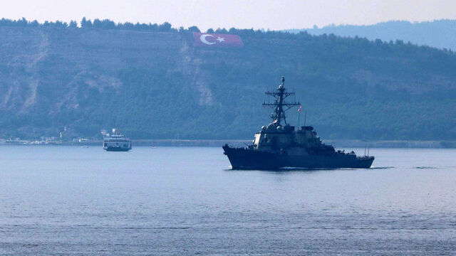 ABD savaş gemisi Çanakkale Boğazı'ndan geçti