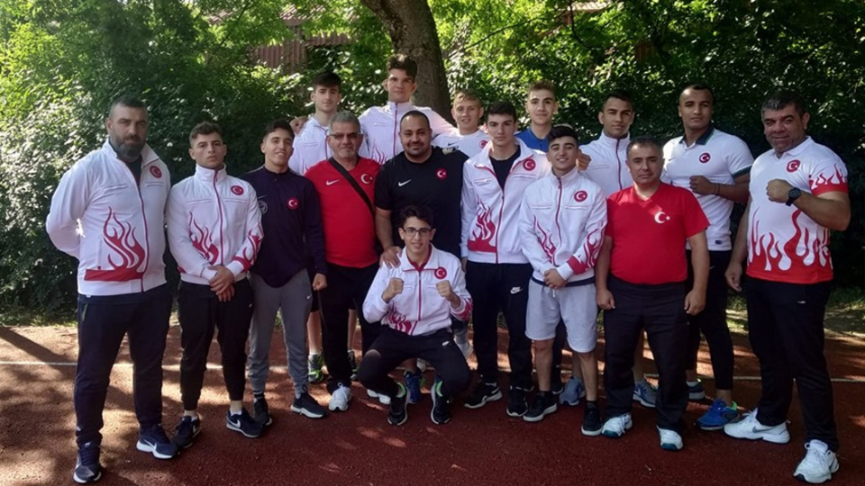 Genç boksörlerden 6 madalya