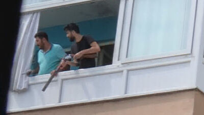 Balkona böyle çıktılar, kimse yanaşamadı