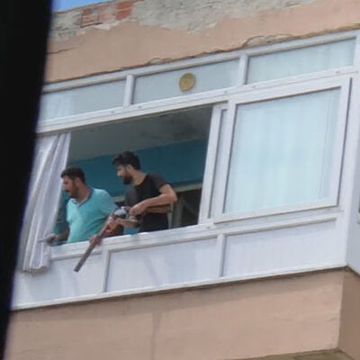 Balkona böyle çıktılar, kimse yanaşamadı