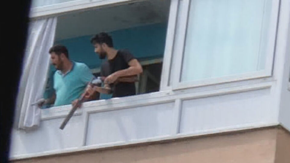 Balkona böyle çıktılar, kimse yanaşamadı