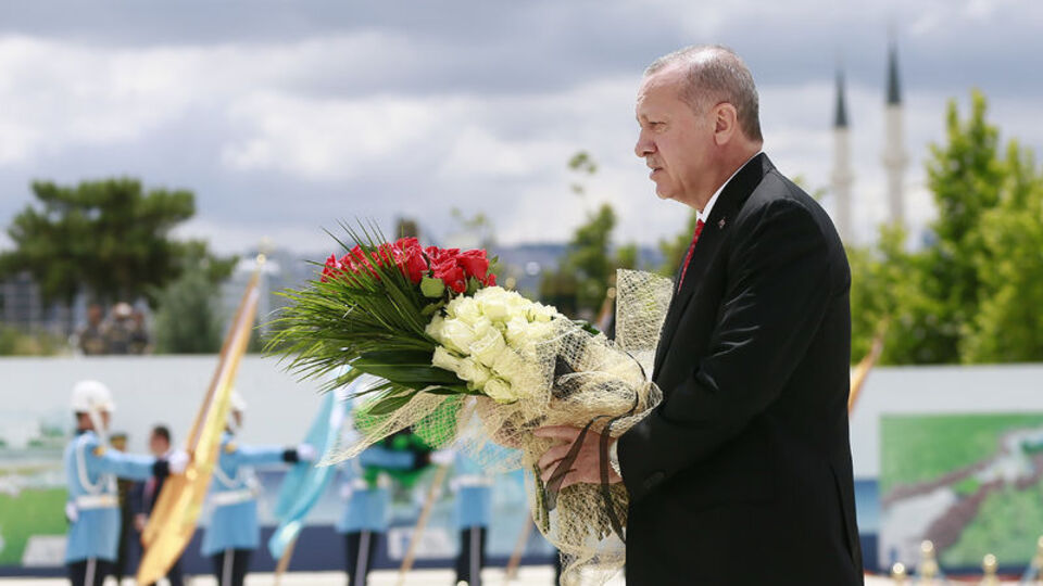 Cumhurbaşkanı Erdoğan 15 Temmuz şehitleri için Kur'an okudu