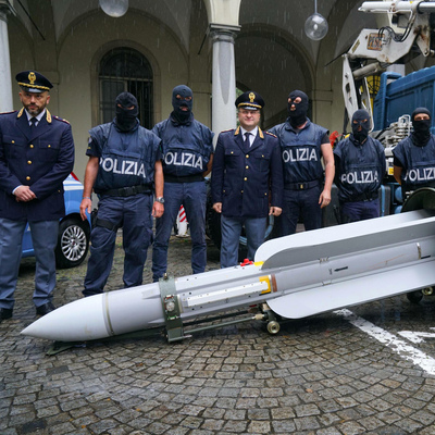 Neo-Nazi operasyonunda füze ele geçirildi!