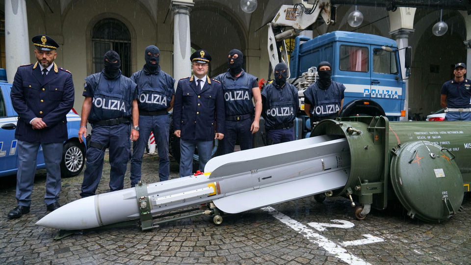 Neo-Nazi operasyonunda füze ele geçirildi!