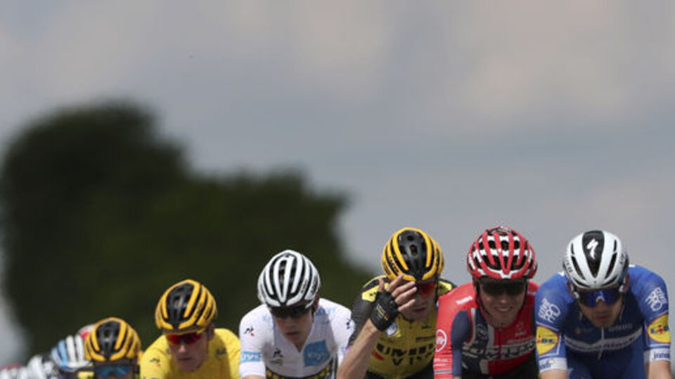 Fransa'da 10. etabı Van Aert kazandı