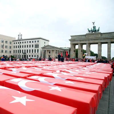 Brandenburg kapısında 251 sembolik şehit tabutu