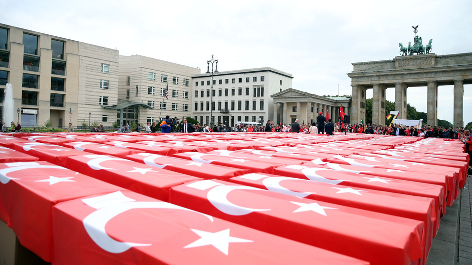 Brandenburg kapısında 251 sembolik şehit tabutu