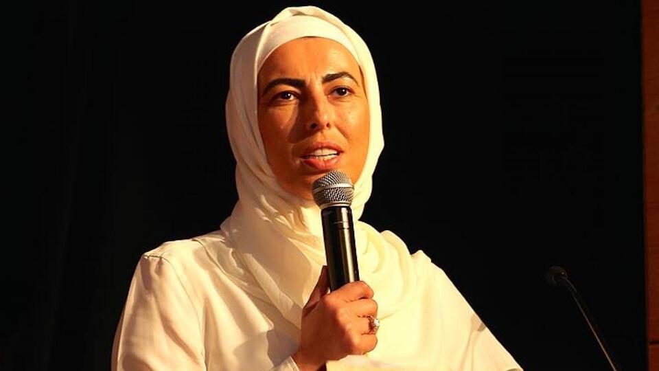 Nihal Olçok kimdir?