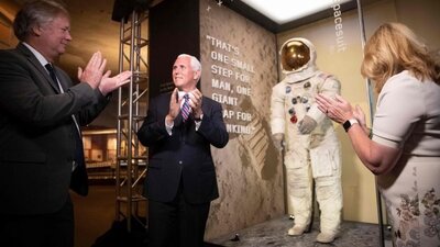 Ay'a ilk yolculuğun 50. yılı: ABD'de kutlamalar başladı, Neil Armstrong'un uzay giysisi sergileniyor