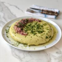 Sotelenmiş kırmızı soğanı üzerinde: Fava