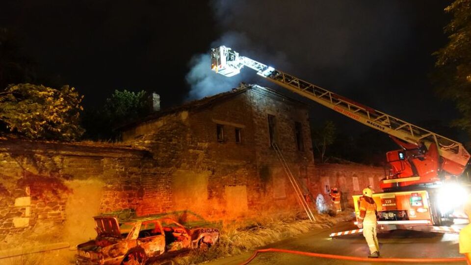 İzmir'de tarihi fabrika binasında yangın