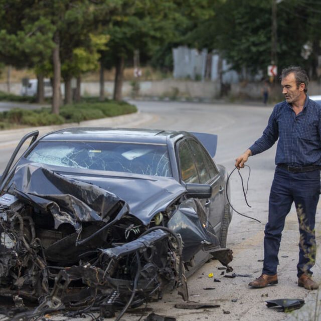 Motoru 50 metre fırladı, burnu bile kanamadı