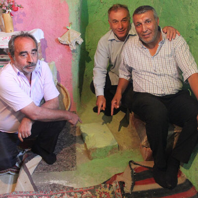 150 yıllık evin ortasında taşla yaşıyorlar