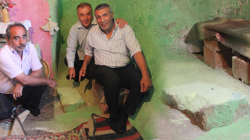 150 yıllık evin ortasında taşla yaşıyorlar