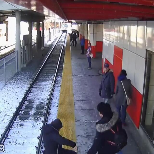 Yaşlı kadını raylara itti!