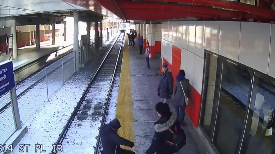 Yaşlı kadını raylara itti!