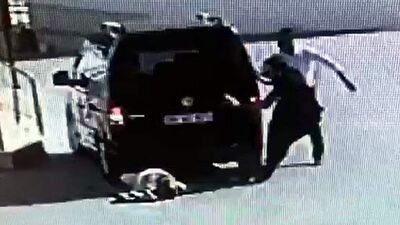 Bu kadarı da vahşilik! Baygın yatan adamı aracıyla ezdi