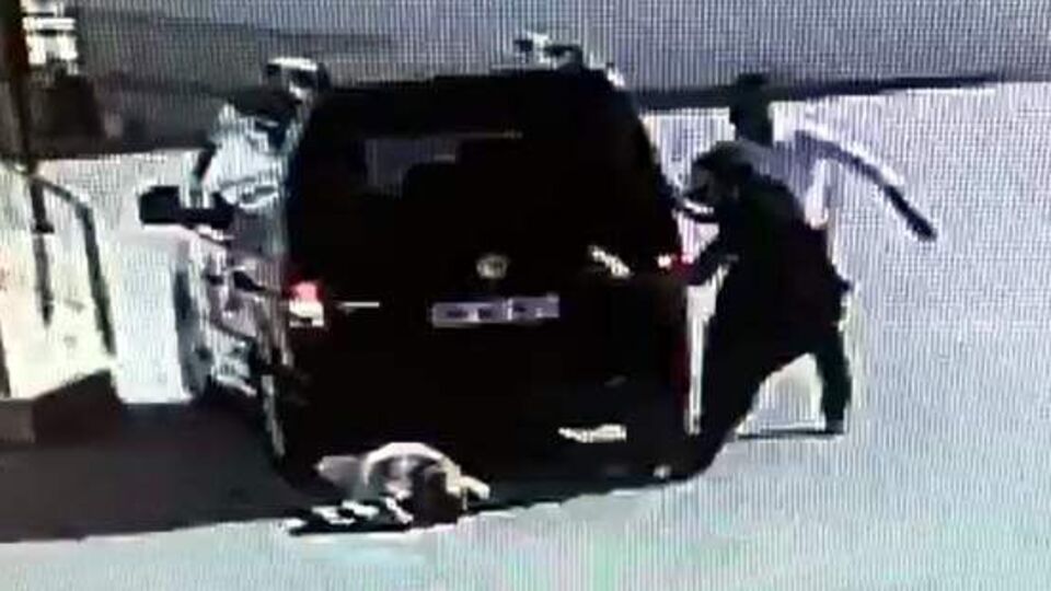 Bu kadarı da vahşilik! Baygın yatan adamı aracıyla ezdi