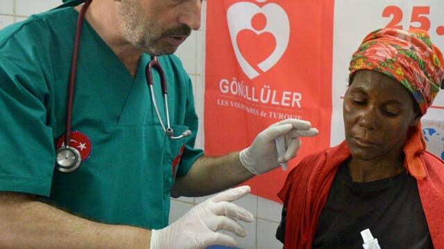 Türk doktorlar Nijer'de şifa dağıtıyor