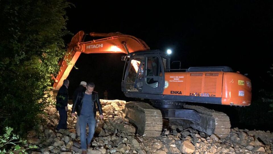 Düzce'de heyelan! Köy yolları ulaşıma kapandı