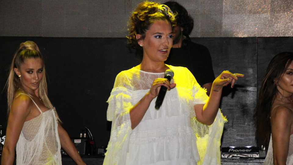 "Kadını balayına konsere mi getirdin?"