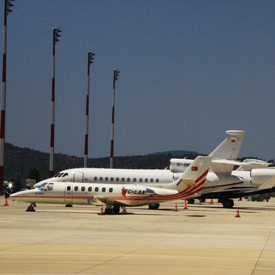 Burası Bodrum! Milyon dolarlık özel jetlerin biri iniyor, biri kalkıyor