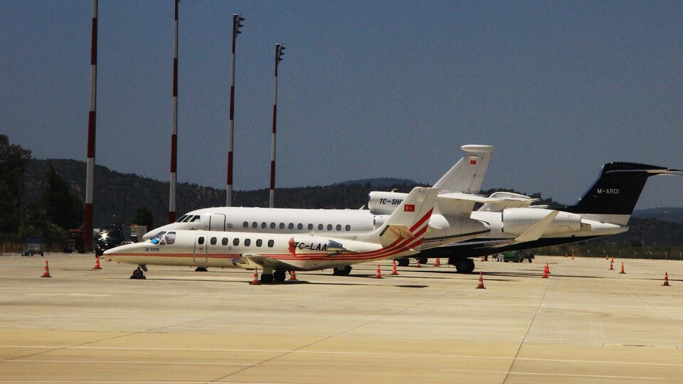 Burası Bodrum! Milyon dolarlık özel jetlerin biri iniyor, biri kalkıyor