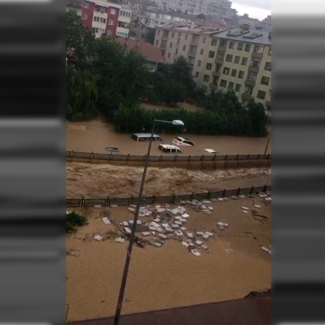 Sakarya'da sel! Askeri helikopterle kurtarıldılar