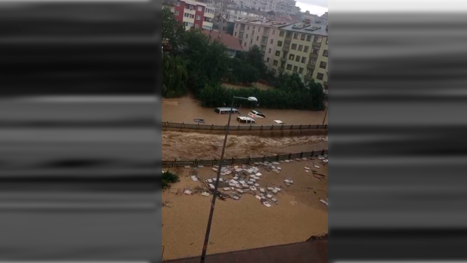 Sakarya'da sel! Askeri helikopterle kurtarıldılar