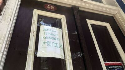 'Bu kapının önünde fotoğraf çektiren ayrılıyor'