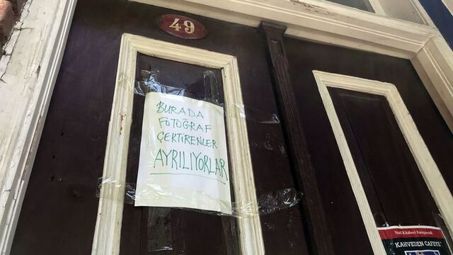 'Bu kapının önünde fotoğraf çektiren ayrılıyor'