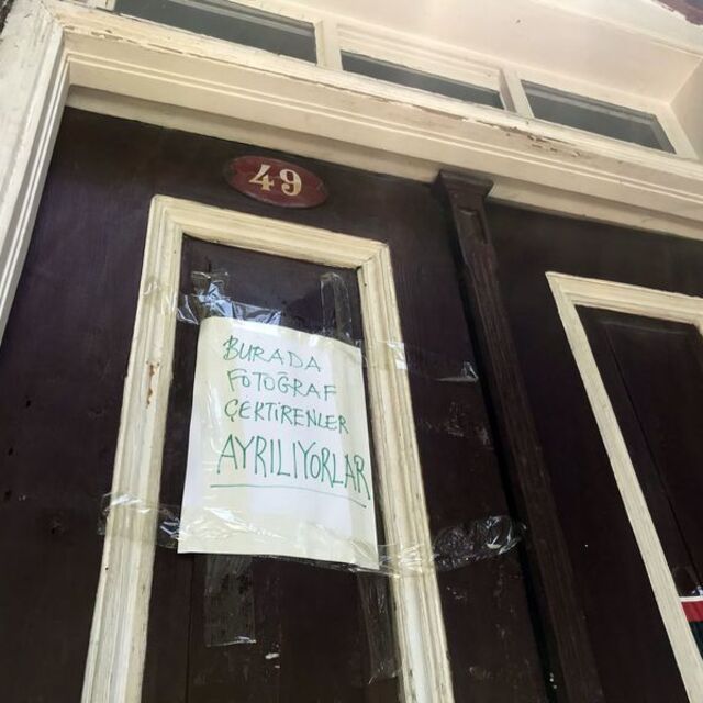 'Bu kapının önünde fotoğraf çektiren ayrılıyor'