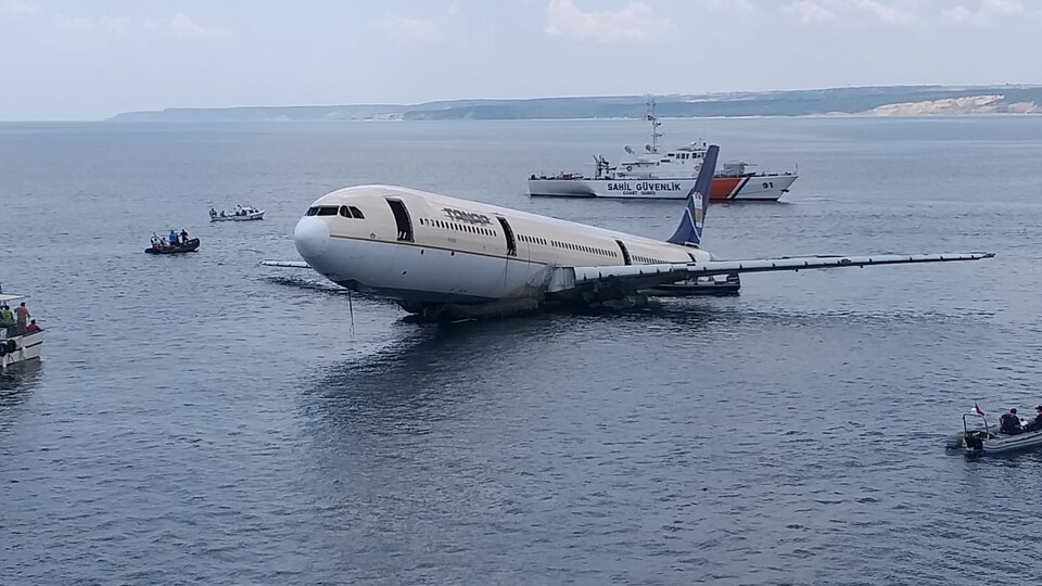 ABD'de arızalanan uçak okyanus kıyısına acil iniş yaptı