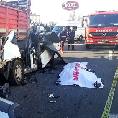 Feci kaza! TIR'ın altına girdi